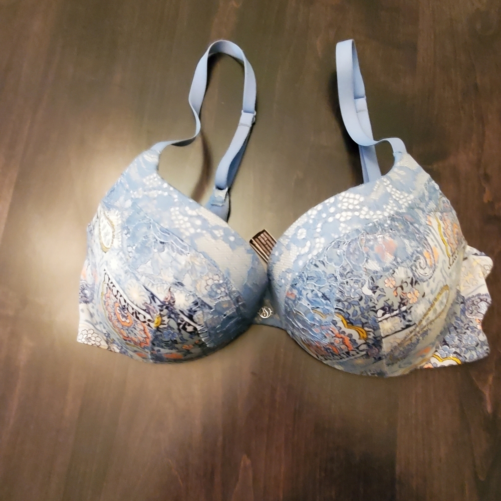 Victoria's Secret bras, 32D
